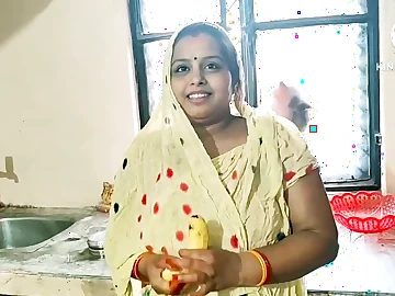 Tolerate Desi Aunty get will not hear of cock-squeezing Indian twat fuked rock-hard in the matter of banana in hard-core act